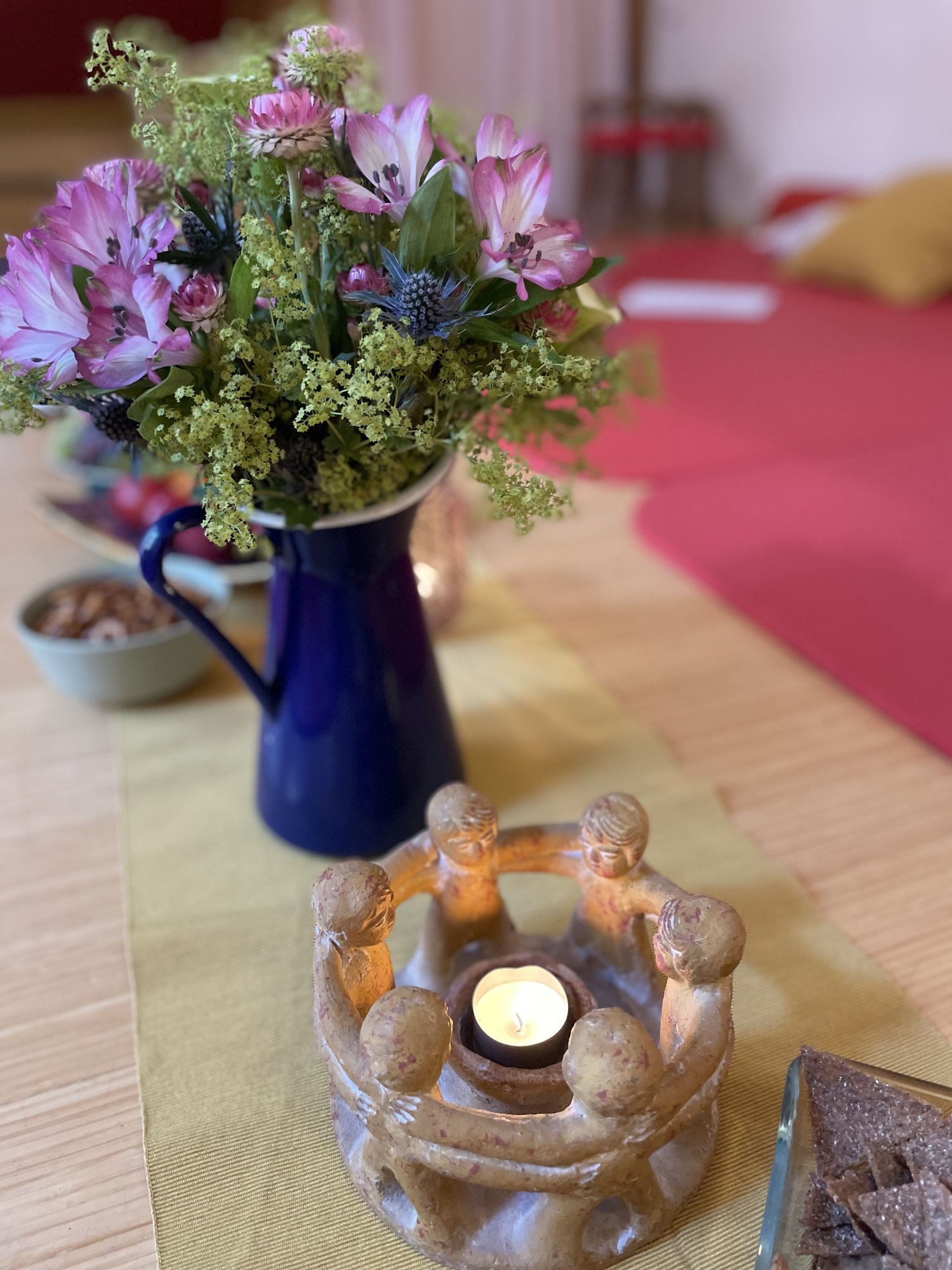 Blumenstrauß und Kerzenhalter in der Praxis