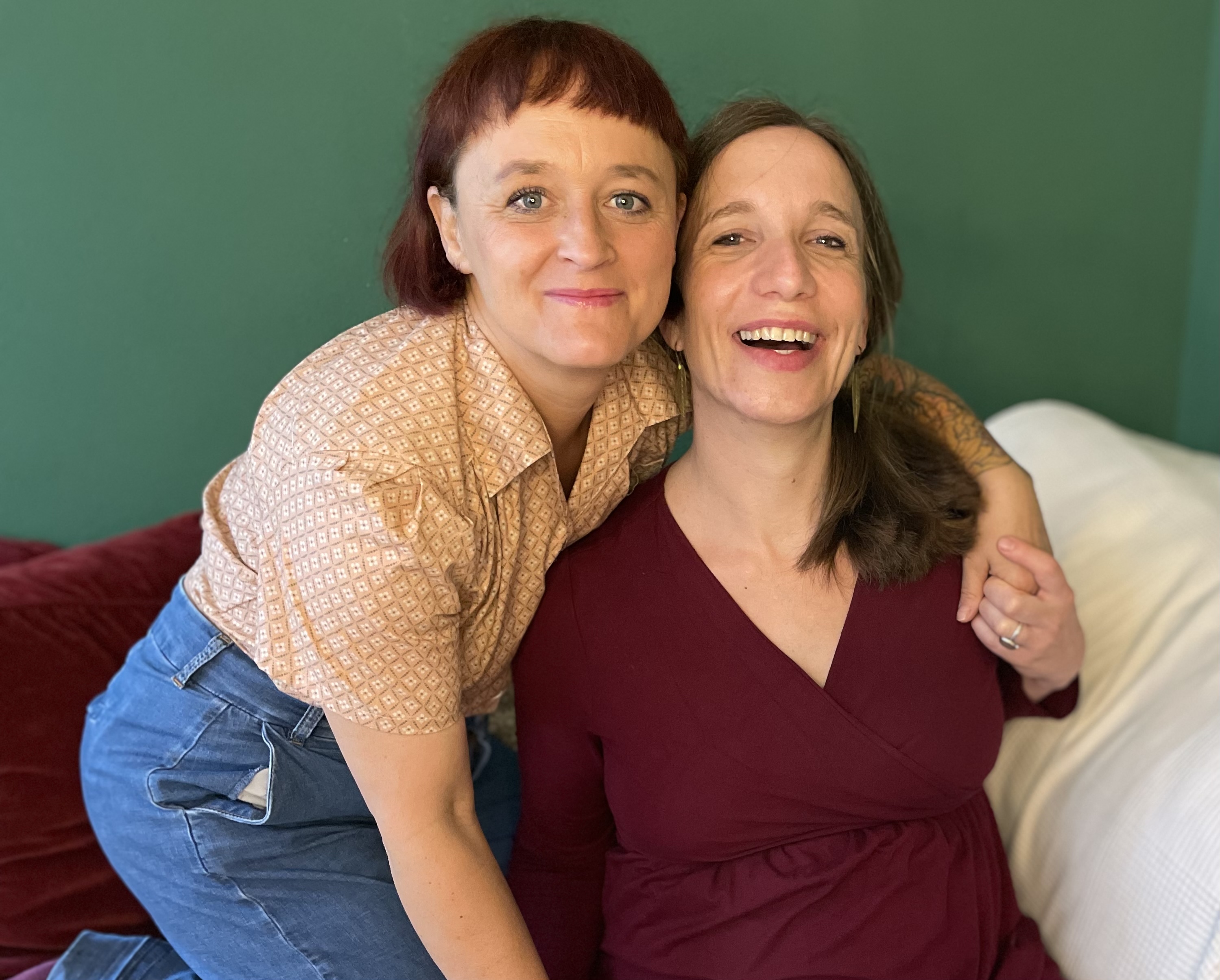 Maja und Judith, die beiden Praxisinhaberinnen der Hebammengemeinschaft Mittendrin